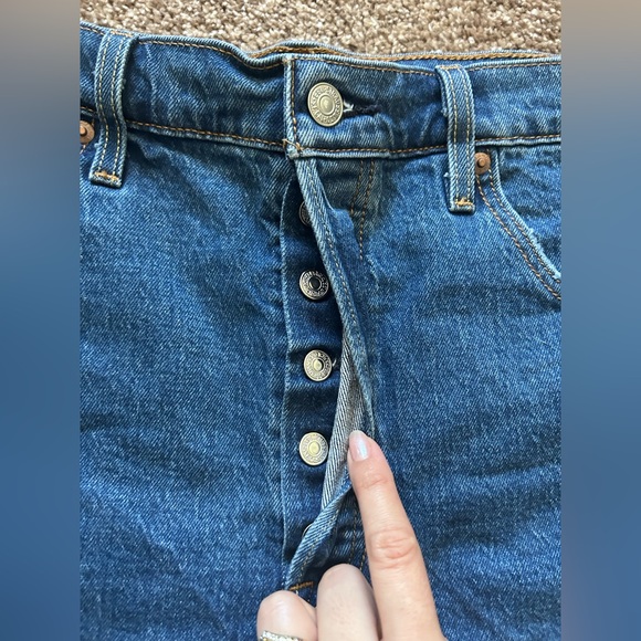 Women’s Levi’s 501 High Waisted Fringe Jean Shorts w/ Button Fly Western Sz 31 - Picture 6 of 12